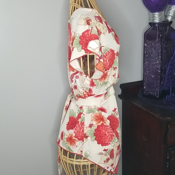 Charlotte Russe Large Cream with Red Flowers V-neck Short Sleeve Floral Top - Picture 4 of 6